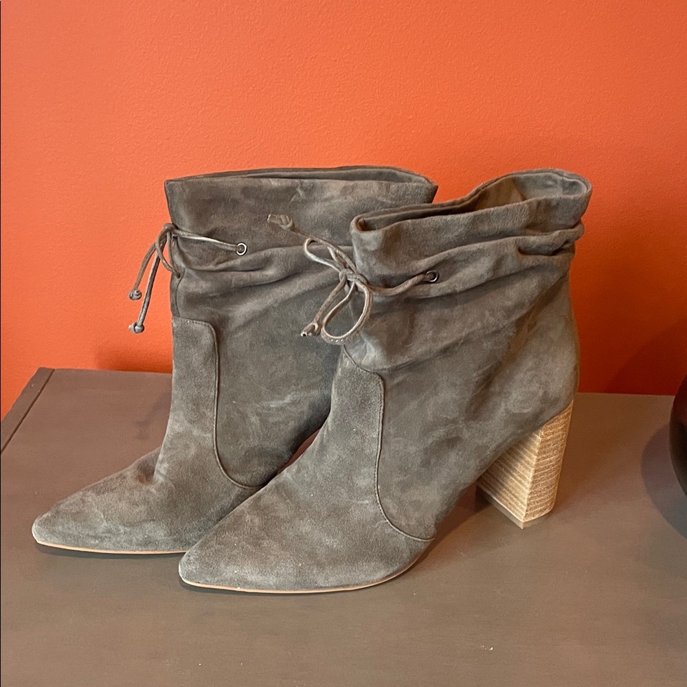 Like New Tahari Gray Suede Heeled Boots